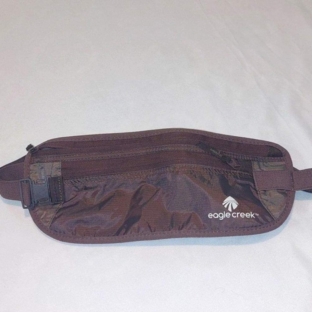 Eagle Creek Money Pak .2 zip pockets in the Front. One long Pocket in the Back.